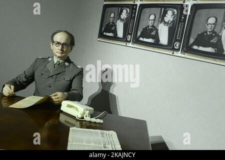 Une figure de cire du général Wojciech Jaruzelski, le dernier commandant en chef de l'Armée populaire polonaise, annonçant à la télévision l'imposition de la loi martiale en Pologne le 13 décembre 1981, vu dans le musée de cire de Polonia, l'une des plus récentes et des plus populaires attractions touristiques du centre-ville de Cracovie. Le dimanche 6 novembre 2016, à Cracovie, en Pologne. Photo par Artur Widak *** Veuillez utiliser le crédit du champ de crédit *** Banque D'Images