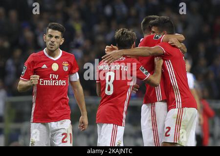 Le milieu de terrain portugais de Benfica, Pizzi, célèbre lors du match de la Premier League 2016/17 entre le FC Porto et le SL Benfica, au stade Dragao de Porto sur 6 novembre 2016. (Photo par Pedro Lopes / DPI / NurPhoto) *** Veuillez utiliser le crédit du champ de crédit *** Banque D'Images