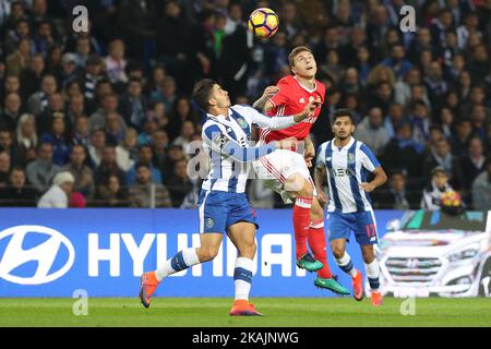 Le défenseur suédois de Benfica Victor Lindelof (R) rivalise avec le défenseur portugais de Porto André Silva (L) lors du match de la première Ligue 2016/17 entre le FC Porto et le SL Benfica, au stade Dragao de Porto sur 6 novembre 2016. (Photo de Paulo Oliveira / DPI / NurPhoto) *** Veuillez utiliser le crédit du champ de crédit *** Banque D'Images