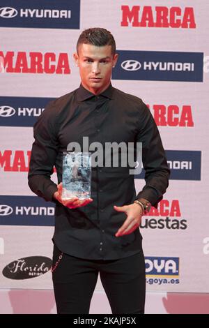 Cristiano Ronaldo, l'avant portugais du Real Madrid, pose avec son Alfredo Di Stefano Award pour le meilleur joueur de la saison 2015/16 lors de la cérémonie de remise des Marca Awards à Madrid, Espagne, 07 novembre 2016 (photo d'Oscar Gonzalez/NurPhoto) *** Veuillez utiliser le crédit du champ de crédit *** Banque D'Images