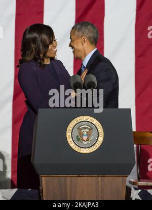 La première dame Michelle Obama, épouse son mari, le président Barack Obama, lors d'un rallye Hillary Clinton GOTV dans le centre commercial Independence à 7 novembre 2016, à Philadelphie, en Pennsylvanie. (Photo de Cheriss May/NurPhoto) *** Veuillez utiliser le crédit du champ de crédit *** Banque D'Images