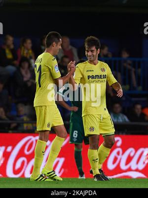 Manu Trigueros et Bruno Soriano de Villarreal CF célèbrent leur but lors du match de la Ligue espagnole 2016/17 entre Villarreal CF et Real Betis, au stade El Madrigal à Vila-Real sur 6 novembre 2016 (photo de Maria Jose Segovia/NurPhoto) *** Veuillez utiliser le crédit du champ de crédit *** Banque D'Images