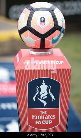 Bal of the match ball of the Emirates FA Cup - première partie entre Boreham Wood et le comté de Notts à Meadow Park, Borehamwood, Angleterre, le 6 novembre 2016. (Photo de Kieran Galvin/NurPhoto) *** Veuillez utiliser le crédit du champ de crédit *** Banque D'Images