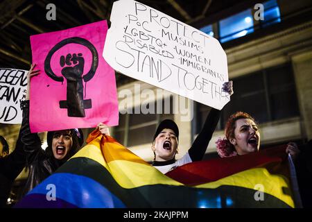 Des milliers de manifestants descendent dans les rues de Chicago, Illinois, États-Unis, sur 9 novembre 2016 après l'élection de Donald Trump à la présidence des États-Unis. (Photo de Jim Vondruska/NurPhoto) *** Veuillez utiliser le crédit du champ de crédit *** Banque D'Images