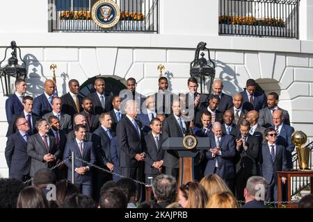 Le président Barack Obama, avec le vice-président Joe Biden à ses côtés, a honoré jeudi, 10 novembre 2016, le champion de la NBA de 2016, Cleveland cavaliers, sur la pelouse sud de la Maison Blanche à Washington. (Photo de Cheriss May/NurPhoto) *** Veuillez utiliser le crédit du champ de crédit *** Banque D'Images