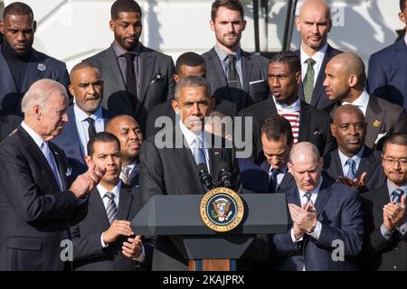 Le président Barack Obama, avec le vice-président Joe Biden à ses côtés, a honoré jeudi, 10 novembre 2016, le champion de la NBA de 2016, Cleveland cavaliers, sur la pelouse sud de la Maison Blanche à Washington. (Photo de Cheriss May/NurPhoto) *** Veuillez utiliser le crédit du champ de crédit *** Banque D'Images