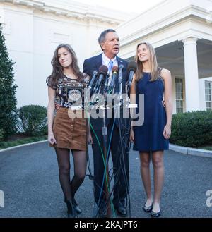 Le gouverneur de l'Ohio, John Kasich, avec ses filles jumelles à ses côtés, (l-r) Reese, et Emma, s'adresse aux journalistes à l'extérieur de l'aile ouest de la Maison Blanche, à Washington, D.C., jeudi, 10 novembre 2016. (Photo de Cheriss May/NurPhoto) *** Veuillez utiliser le crédit du champ de crédit *** Banque D'Images