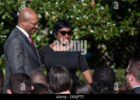 (l-r), Broderick Johnson, assistant du président et secrétaire du cabinet de la Maison Blanche pour le président Obama, Et Deesha Dyer, secrétaire social de la Maison Blanche, s'entretenir avec les invités lors de la cérémonie en l'honneur du champion de la NBA Cleveland Cavaliers 2016, sur la pelouse sud de la Maison Blanche à Washington, D.C., jeudi, 10 novembre 2016. (Photo de Cheriss May/NurPhoto) *** Veuillez utiliser le crédit du champ de crédit *** Banque D'Images