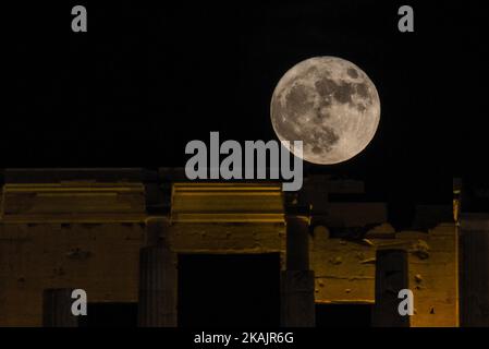 Super lune de novembre 2016 à la distance la plus proche de la terre depuis environ 70 ans comme vu de la colline de Filopappou avec vue sur l'Acropole d'Athènes, à Athènes sur 14 novembre 2016 (photo de Wassilios Aswestopoulos/NurPhoto) *** s'il vous plaît utiliser le crédit du champ de crédit *** Banque D'Images
