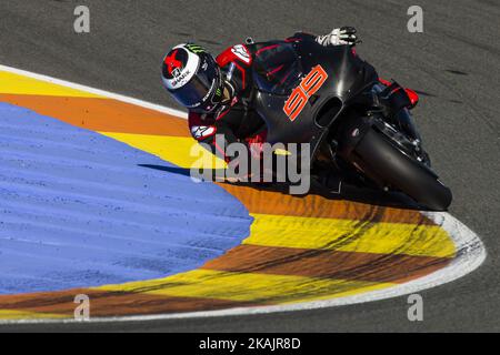 Jorge Lorenzo de l'Espagne de l'équipe Ducati lors des épreuves de colective de moto GP au Circuito de Valencia Ricardo Tormo sur 15 novembre 2016 à Valence, Espagne. Banque D'Images