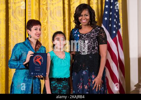 La première dame Michelle Obama (à droite) pose pour une photo avec l'adjudicataire, Sphinx Organisation, ouverture du Sphinx (Detroit, MI), lors de la cérémonie de remise des prix du National Arts and Humanities Youth Program (NHYP) 2016 dans la salle est de la Maison Blanche, à Washington DC, le 15 novembre 2016 Banque D'Images