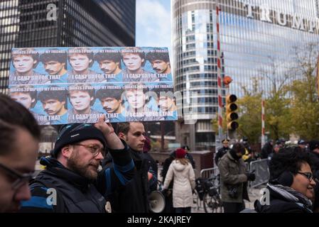 Les manifestants se rassemblent près de la tour Trump après avoir marché dans le centre-ville pour protester contre le président élu Donald Trump à 19 novembre 2016 à Chicago, Illinois. Les manifestants, qui accusent Trump d'être raciste et misogyne, ont organisé des manifestations presque quotidiennes dans tout le pays depuis la victoire de Trump. . (Photo de Max Herman/NurPhoto) *** Veuillez utiliser le crédit du champ de crédit *** Banque D'Images