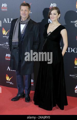 L'actrice française Marion Cotillard (R) et l'acteur américain Brad Pitt posent alors qu'ils arrivent pour la première du film 'Allied' sur 22 novembre 2016 à Madrid. (Photo par Oscar Gonzalez/NurPhoto) *** Veuillez utiliser le crédit du champ de crédit *** Banque D'Images