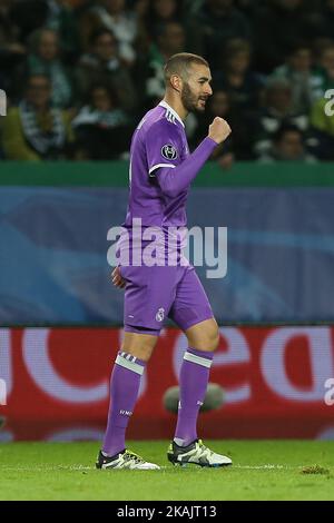Real Madrids avance Karim Benzema de France célèbre après avoir mis un but dans le cadre du match de l'UEFA Champions League entre le Sporting Clube de Portugal et le Real Madrid à l'Estadio José Alvalade sur 22 novembre 2016 à Lisbonne, Portugal. (Photo de Bruno Barros / DPI / NurPhoto) *** Veuillez utiliser le crédit du champ de crédit *** Banque D'Images