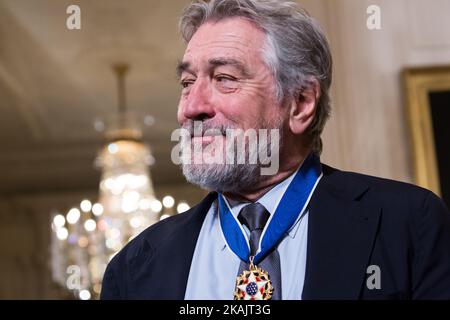 Le lauréat de la Médaille présidentielle de la liberté, l'acteur Robert de Niro, répond aux questions des journalistes après avoir reçu la Médaille présidentielle de Freedomat à la salle est de la Maison Blanche 22 novembre 2016 à Washington, DC. La Médaille présidentielle de la liberté est le plus grand honneur pour les civils aux États-Unis d'Amérique. (Photo de Cheriss May/NurPhoto) *** Veuillez utiliser le crédit du champ de crédit *** Banque D'Images