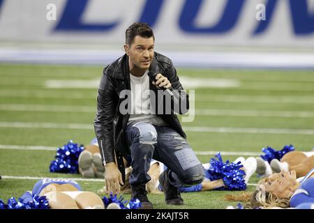 Le chanteur Andy Grammer se produit pendant le spectacle de mi-temps lors d'un match de football NFL entre les Detroit Lions et les Minnesota Vikings à Detroit, Michigan, États-Unis, jeudi, 24 novembre 2016. (Photo de Jorge Lemus/NurPhoto) *** Veuillez utiliser le crédit du champ de crédit *** Banque D'Images