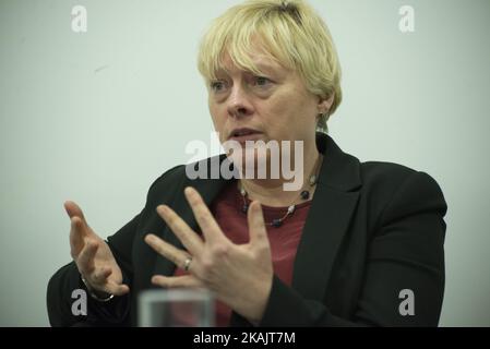 Angela Eagle, députée de Wallasey, parle lors du débat de groupe de réflexion sur le progrès "le plus durement touché: Que signifie la déclaration d'automne pour les femmes?" À Manchester, Royaume-Uni, le jeudi 24 novembre 2016. La discussion porte sur l'impact de la Déclaration d'automne, faite la veille par le chancelier de l'Échiquier Philip Hammond au Parlement du Royaume-Uni. (Photo de Jonathan Nicholson/NurPhoto) *** Veuillez utiliser le crédit du champ de crédit *** Banque D'Images