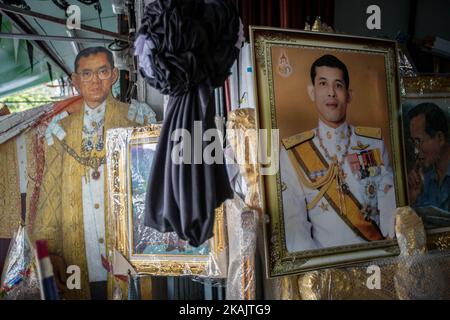 Des portraits du prince héritier thaïlandais Maha Vajiralongkorn et du roi Bhumibol Adulyadej sont exposés à la vente dans un magasin spécialisé dans les portraits de monarchie à Bangkok, en Thaïlande, sur 29 novembre 2016. La Thaïlande a commencé aujourd'hui le processus officiel d'inviter le prince héritier à prendre le trône et est devenu le nouveau roi de Thaïlande. (Photo de Guillaume Payen/NurPhoto) *** Veuillez utiliser le crédit du champ de crédit *** Banque D'Images