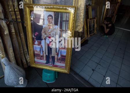 Un portrait du prince héritier thaïlandais Maha Vajiralongkorn est exposé à la vente dans un magasin spécialisé dans les portraits de monarchie à Bangkok, en Thaïlande, sur 29 novembre 2016. La Thaïlande a commencé aujourd'hui le processus officiel d'inviter le prince héritier à prendre le trône et est devenu le nouveau roi de Thaïlande. (Photo de Guillaume Payen/NurPhoto) *** Veuillez utiliser le crédit du champ de crédit *** Banque D'Images