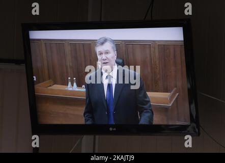 L'ancien président ukrainien Viktor Ianoukovitch sur un écran de télévision, en répondant aux questions par vidéoconférence lors d'une audience dans un tribunal de district de Svyatoshinskiy à Kiev, Ukraine, 28 novembre 2016. Le tribunal de Kiev tient une audience dans le cas des événements d'Euromaidan, dans le cas de cinq anciens officiers de la police anti-émeute de 'Berkut', qui sont accusés d'avoir tué les activistes de Maïdan en février 2014. (Photo par STR/NurPhoto) *** Veuillez utiliser le crédit du champ de crédit *** Banque D'Images