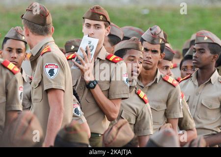 Les jeunes cadets de l'armée du ministère de l'intérieur ont porté fièrement leur uniforme et leur bérets lors de la soirée où Raul Castro, le dirigeant actuel de Cuba, des membres du gouvernement cubain, de nombreux chefs d'État et des responsables du monde entier, Et des centaines de milliers de Cubains, rendent hommage à Fidel Castro, ancien Premier ministre et président de Cuba, qui meurt tard dans la nuit de 25 novembre 2016, à l'âge de 90 ans. Mardi 29 novembre 2016, sur la place de la Révolution, à la Havane, Cuba. Photo par Artur Widak *** Veuillez utiliser le crédit du champ de crédit *** Banque D'Images