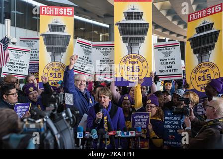 Mary Kay Henry, présidente de la SEIU, s'exprime en faveur des travailleurs d'aéroport en grève qui cherchent à obtenir un salaire minimum de $15 à l'aéroport international O'Hare de Chicago, sur 29 novembre 2016. Cette démonstration s'inscrit dans le cadre d'une journée d'action plus importante pour les travailleurs à bas salaires aux États-Unis. (Photo de Max Herman/NurPhoto) *** Veuillez utiliser le crédit du champ de crédit *** Banque D'Images