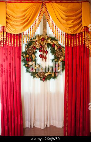 En dehors de la salle est de la Maison Blanche, une fenêtre est décorée pour les vacances de Noël 2016 à la Maison Blanche à Washington, DC, sur 29 novembre 2016. (Photo de Cheriss May/NurPhoto) *** Veuillez utiliser le crédit du champ de crédit *** Banque D'Images