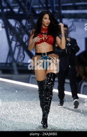 Adriana Lima marche sur la piste 2016 Victoria's Secret Fashion Show au Grand Palais de Paris sur 30 novembre 2016. (Photo de Mehdi Taamallah/Nurphoto) *** Veuillez utiliser le crédit du champ de crédit *** Banque D'Images