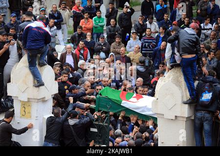 Enterrement du grand chanteur de chaabi Amar Ezzahi à l'âge de 75 ans dans le cimetière de bab el oued (Qatar) en présence de milliers de ses fans à Alger, Algérie, le 1st décembre 2016. (Photo de Billal Bensalem/NurPhoto) *** Veuillez utiliser le crédit du champ de crédit *** Banque D'Images