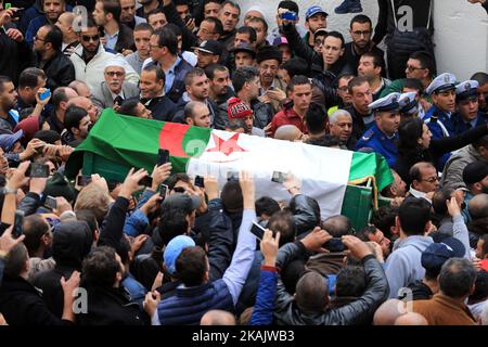 Enterrement du grand chanteur de chaabi Amar Ezzahi à l'âge de 75 ans dans le cimetière de bab el oued (Qatar) en présence de milliers de ses fans à Alger, Algérie, le 1st décembre 2016. (Photo de Billal Bensalem/NurPhoto) *** Veuillez utiliser le crédit du champ de crédit *** Banque D'Images
