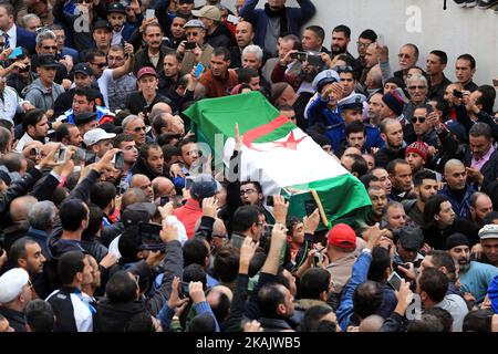 Enterrement du grand chanteur de chaabi Amar Ezzahi à l'âge de 75 ans dans le cimetière de bab el oued (Qatar) en présence de milliers de ses fans à Alger, Algérie, le 1st décembre 2016. (Photo de Billal Bensalem/NurPhoto) *** Veuillez utiliser le crédit du champ de crédit *** Banque D'Images