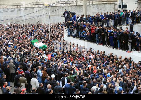Enterrement du grand chanteur de chaabi Amar Ezzahi à l'âge de 75 ans dans le cimetière de bab el oued (Qatar) en présence de milliers de ses fans à Alger, Algérie, le 1st décembre 2016. (Photo de Billal Bensalem/NurPhoto) *** Veuillez utiliser le crédit du champ de crédit *** Banque D'Images