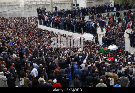 Enterrement du grand chanteur de chaabi Amar Ezzahi à l'âge de 75 ans dans le cimetière de bab el oued (Qatar) en présence de milliers de ses fans à Alger, Algérie, le 1st décembre 2016. (Photo de Billal Bensalem/NurPhoto) *** Veuillez utiliser le crédit du champ de crédit *** Banque D'Images