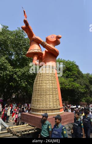 Les adeptes hindous dansent lorsqu'ils participent à un festival appelé Mangal Shobhajatra à Dhaka, au Bangladesh, le 14 avril 2016. Le «Mangal Shobhajatrar» a été inscrit sur la liste du patrimoine culturel immatériel de l humanité, L'ambassade du Bangladesh à Paris a déclaré dans une déclaration le 30 novembre.la déclaration de l'Ambassadeur M Shahidul Islam a déclaré que la décision provenait de la session de 11th du Comité intergouvernemental sur le patrimoine culturel immatériel dans la capitale éthiopienne d'Addis-Abeba.la Faculté des arts de l'Université de Dhaka organise la procession chaque année, Commencé au début de 1980s.il est maintenant devenu un Banque D'Images