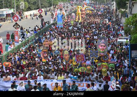 Les adeptes hindous dansent lorsqu'ils participent à un festival appelé Mangal Shobhajatra à Dhaka, au Bangladesh, le 14 avril 2016. ˜Mangal Shobhajatraâ€™a été inscrit sur la liste du patrimoine culturel immatériel de l'humanité, L'ambassade du Bangladesh à Paris a déclaré dans une déclaration le 30 novembre.la déclaration de l'Ambassadeur M Shahidul Islam a déclaré que la décision provenait de la session de 11th du Comité intergouvernemental sur le patrimoine culturel immatériel dans la capitale éthiopienne d'Addis-Abeba.la Faculté des arts de l'Université de Dhaka organise la procession chaque année, Commencé au début de 1980s.il n'a pas Banque D'Images