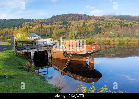 Vieux navire rouillé amarré au canal calédonien, fort Augustus, Écosse, Europe Banque D'Images