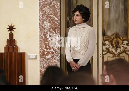 L'épouse du Premier ministre italien Matteo Renzi, Agnese Landini, est considérée comme Renzi prononce un discours après les résultats du référendum sur les réformes constitutionnelles au Palazzo Chigi sur 5 décembre 2016, à Rome, en Italie. Le résultat du référendum gouvernemental qui pourrait modifier la constitution est considéré comme crucial pour l'avenir politique de l'Italie et pour l'avenir personnel de son Premier ministre. (Photo de Jacopo Landi/NurPhoto) *** Veuillez utiliser le crédit du champ de crédit *** Banque D'Images