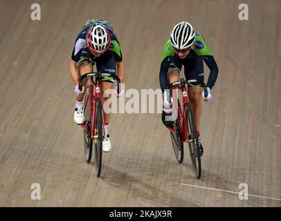 L-R Laura Kenny de Matrix Fitness RT et Elinor Barker de Matrix Fitness RT dans la course d'élimination de championnat d'élite de femmes pendant la révolution course de la Ligue des champions de cyclisme au Velodrome, Lee Valley Velopark, Parc olympique de la Reine Elizabeth, Londres, on 02 décembre 2016 à Londres, Angleterre. (Photo de Kieran Galvin/NurPhoto) *** Veuillez utiliser le crédit du champ de crédit *** Banque D'Images