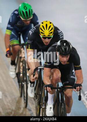 Iljo Keisse de l'équipe PedalSure ( Front ) Ed Clancy de JLT Condor (2nd ) Scratch Race in Revolution Cycling Men's Elite Championship Champions League Event au Velodrome, Lee Valley Velpark, Parc olympique de la Reine Elizabeth, Londres, on 02 décembre 2016 à Londres, Angleterre. (Photo de Kieran Galvin/NurPhoto) *** Veuillez utiliser le crédit du champ de crédit *** Banque D'Images