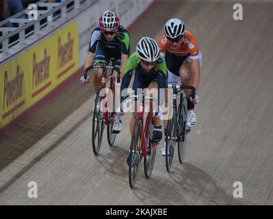 Elinor Barker de Matrix Fitness RT (avant) Simona Fracelti de CastelBrando.it - classe de couverture (2nd) et Laura Kenny de Matrix Fitness RT (3rd ) dans le championnat féminin élite course d'élimination pendant la Révolution Cyclisme course Champions League au Velodrome, Lee Valley Velopark, Parc olympique de la Reine Elizabeth, Londres, on 02 décembre, 2016 à Londres, Angleterre. (Photo de Kieran Galvin/NurPhoto) *** Veuillez utiliser le crédit du champ de crédit *** Banque D'Images