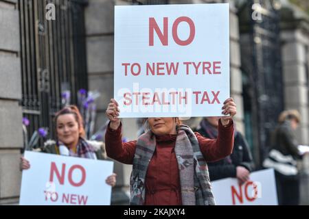 Des manifestants, des chauffeurs de camions et des revendeurs de pneus de toute l'Irlande se sont rassemblés devant Leinster House à Dublin pour demander au gouvernement d'imposer des taxes sur les pneus aux automobilistes et aux transporteurs à mettre au rebut. Le jeudi 8 décembre 2016, à la Galerie nationale d'Irlande, Dublin, Irlande. Photo par Artur Widak *** Veuillez utiliser le crédit du champ de crédit *** Banque D'Images