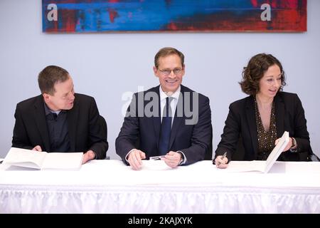 Le maire désigné de Berlin, Michael Mueller (C, SPD), Klaus Lederer (Die Linke, L) et Ramona Pop (Die Gruenen, R), assistent à la cérémonie de signature de l'accord de coalition entre SPD, Die Linke (parti de gauche) et Buendnis 90 - Die Gruenen (parti vert), Marquant le début du nouveau gouvernement dit rouge-rouge-vert (Rot-Rot-Gruen) de Berlin, dans l'Abgeornetenhaus à Berlin, Allemagne le Dezember 8, 2016. (Photo par Emmanuele Contini/NurPhoto) *** Veuillez utiliser le crédit du champ de crédit *** Banque D'Images