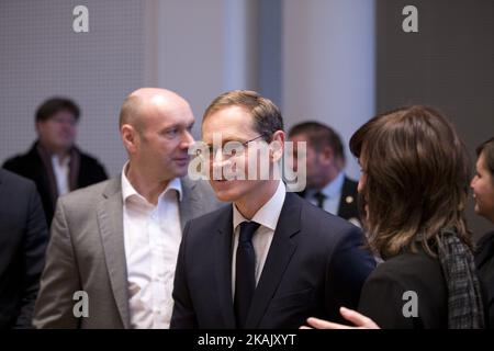 Le maire désigné de Berlin Michael Mueller (C, SPD) arrive à la cérémonie de signature de l'accord de coalition entre SPD, Die Linke (parti de gauche) et Buendnis 90 - Die Gruenen (parti vert), marquant le début du nouveau gouvernement dit rouge-rouge-vert (Rot-Rot-Gruen) de Berlin, dans l'Abgeornetenhaus à Berlin, L'Allemagne à la Dezember 8, 2016. (Photo par Emmanuele Contini/NurPhoto) *** Veuillez utiliser le crédit du champ de crédit *** Banque D'Images