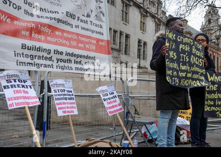 Les partisans anti-Brexit protestent devant la Cour suprême le troisième jour d'une audience pour déterminer si le consentement du Parlement est nécessaire avant que le processus du Brexit puisse commencer, à 7 décembre 2016, à Londres, en Angleterre. Les onze juges de la Cour suprême entendent l'appel du gouvernement, à la suite de la décision récente de la haute Cour selon laquelle seul le Parlement peut déclencher l'article 50. (Photo de Jay Shaw Baker/NurPhoto) *** Veuillez utiliser le crédit du champ de crédit *** Banque D'Images