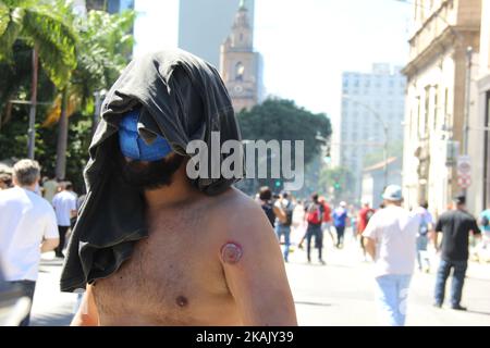 Tension dans la ville de Rio de Janeiro dans l'après-midi de mardi, 6 décembre 2016. Des manifestants et des policiers se sont affrontés et il y avait une trupulence policière pour disperser les manifestants. Il y a eu recours à de grandes forces de police, à des tirs d'armes non létales et à de nombreuses bombes à gaz lacrymogènes. La police a envahi l'église Saint-Joseph, qui est à côté de l'ALERJ (Parlement de Rio de Janeiro). Ils ont utilisé le balcon de l'église pour tirer des manifestants avec des balles en caoutchouc et des bombes à effet moral. Un groupe de manifestants masqués a lancé des pierres et des feux d'artifice à la police. Il y a eu des blessés des deux côtés et du Rio Banque D'Images