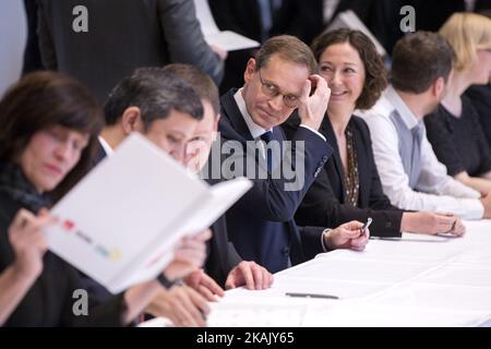 Le maire désigné de Berlin, Michael Mueller (C, SPD), est photographié lors de la cérémonie de signature de l'accord de coalition entre SPD, Die Linke (parti de gauche) et Buendnis 90 - Die Gruenen (parti vert), marquant le début du nouveau gouvernement dit rouge-rouge-vert (Rot-Rot-Gruen) de Berlin, dans l'Abgeornetenhaus à Berlin, L'Allemagne à la Dezember 8, 2016. (Photo par Emmanuele Contini/NurPhoto) *** Veuillez utiliser le crédit du champ de crédit *** Banque D'Images