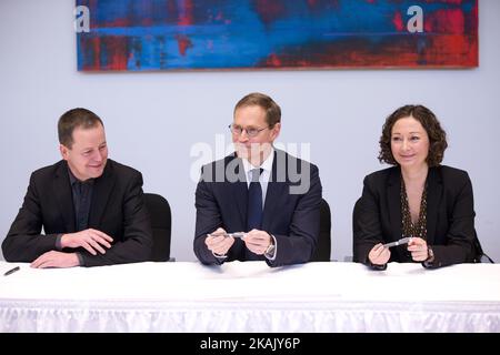 Le maire désigné de Berlin, Michael Mueller (C, SPD), Klaus Lederer (Die Linke, L) et Ramona Pop (Die Gruenen, R), assistent à la cérémonie de signature de l'accord de coalition entre SPD, Die Linke (parti de gauche) et Buendnis 90 - Die Gruenen (parti vert), Marquant le début du nouveau gouvernement dit rouge-rouge-vert (Rot-Rot-Gruen) de Berlin, dans l'Abgeornetenhaus à Berlin, Allemagne le Dezember 8, 2016. (Photo par Emmanuele Contini/NurPhoto) *** Veuillez utiliser le crédit du champ de crédit *** Banque D'Images