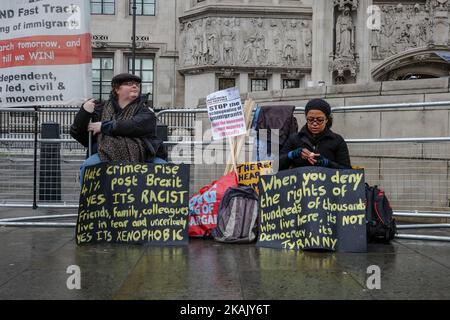 Les partisans anti-Brexit protestent devant la Cour suprême le troisième jour d'une audience pour déterminer si le consentement du Parlement est nécessaire avant que le processus du Brexit puisse commencer, à 7 décembre 2016, à Londres, en Angleterre. Les onze juges de la Cour suprême entendent l'appel du gouvernement, à la suite de la décision récente de la haute Cour selon laquelle seul le Parlement peut déclencher l'article 50. (Photo de Jay Shaw Baker/NurPhoto) *** Veuillez utiliser le crédit du champ de crédit *** Banque D'Images