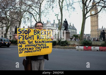 Les partisans anti-Brexit protestent devant la Cour suprême le troisième jour d'une audience pour déterminer si le consentement du Parlement est nécessaire avant que le processus du Brexit puisse commencer, à 7 décembre 2016, à Londres, en Angleterre. Les onze juges de la Cour suprême entendent l'appel du gouvernement, à la suite de la décision récente de la haute Cour selon laquelle seul le Parlement peut déclencher l'article 50. (Photo de Jay Shaw Baker/NurPhoto) *** Veuillez utiliser le crédit du champ de crédit *** Banque D'Images