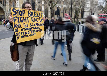 Les partisans anti-Brexit protestent devant la Cour suprême le troisième jour d'une audience pour déterminer si le consentement du Parlement est nécessaire avant que le processus du Brexit puisse commencer, à 7 décembre 2016, à Londres, en Angleterre. Les onze juges de la Cour suprême entendent l'appel du gouvernement, à la suite de la décision récente de la haute Cour selon laquelle seul le Parlement peut déclencher l'article 50. (Photo de Jay Shaw Baker/NurPhoto) *** Veuillez utiliser le crédit du champ de crédit *** Banque D'Images